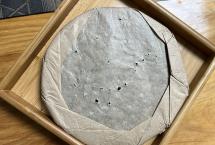 喝过才懂！春城茶厂1989年福字铁饼：米汤糯滑喉清凉，藏家必入老熟茶