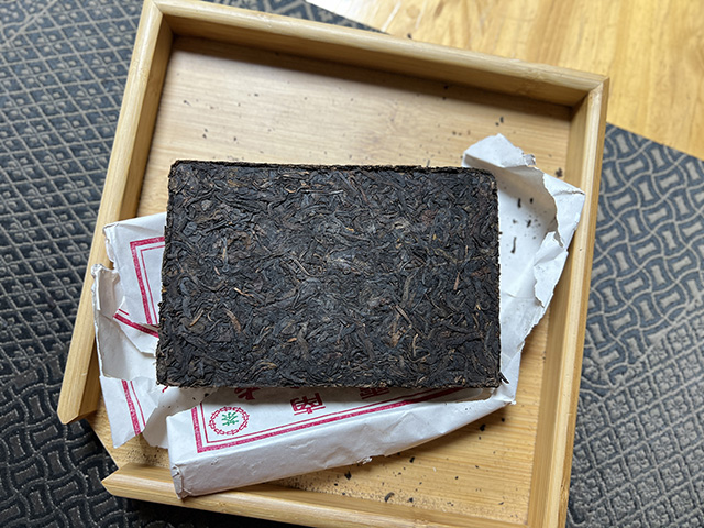 图为1996年玫瑰熟砖云南普洱茶砖