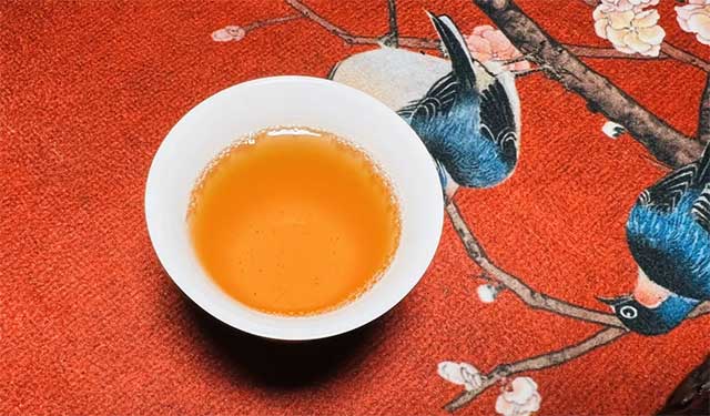 广隆2013年金藏青饼普洱茶