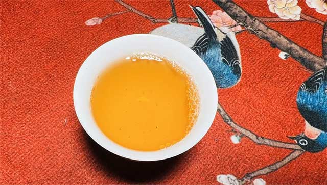 广隆2013年金藏青饼普洱茶