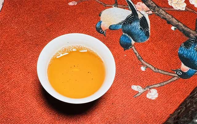 广隆2013年金藏青饼普洱茶