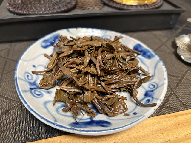 图为紫玉2005忙肺古树春尖400克饼