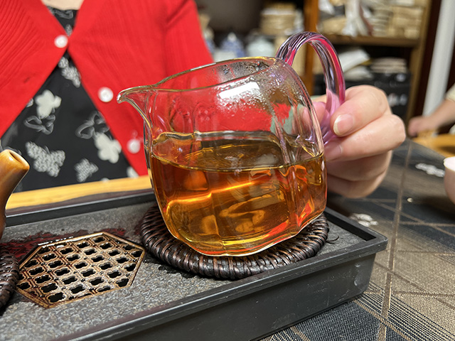图为紫玉牌2006年忙肺古树老茶