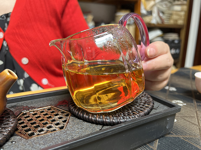 图为紫玉牌2006年忙肺古树老茶