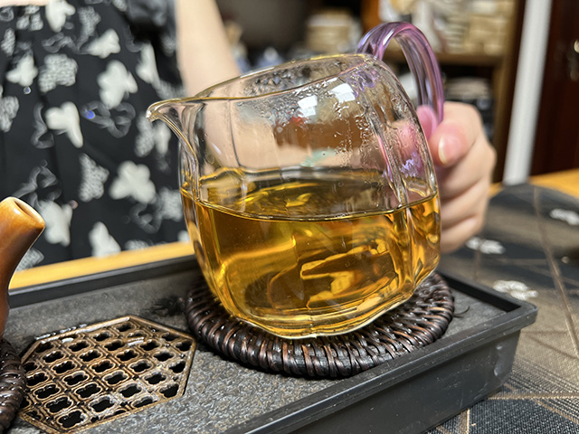 图为紫玉牌2006年忙肺古树老茶