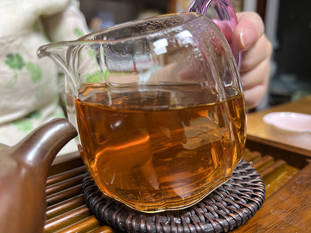 图为1999年9902批易武正山大叶青红印圆茶