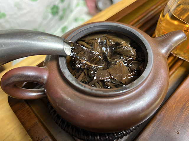 图为1999年9902批易武正山大叶青红印圆茶