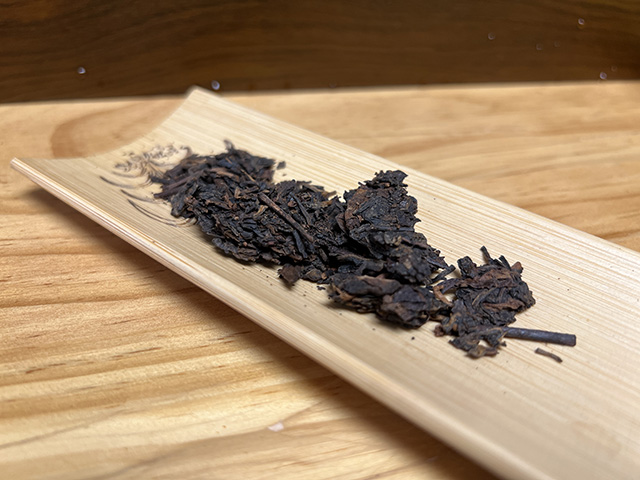 图为80年代鸿泰昌远年七子饼茶熟茶