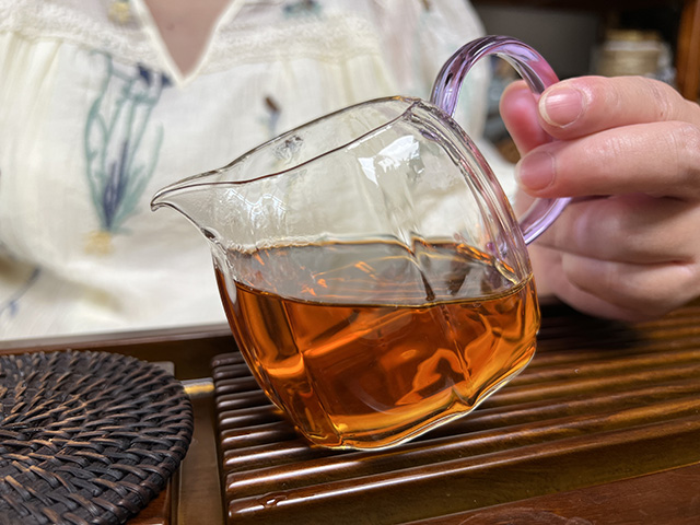 图为80年代鸿泰昌远年七子饼茶熟茶