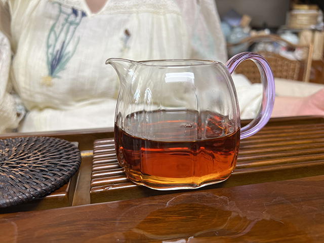图为80年代鸿泰昌远年七子饼茶熟茶