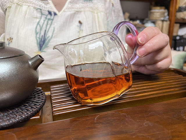 图为80年代鸿泰昌远年七子饼茶熟茶