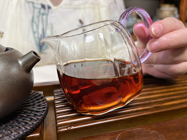 图为80年代鸿泰昌远年七子饼茶熟茶