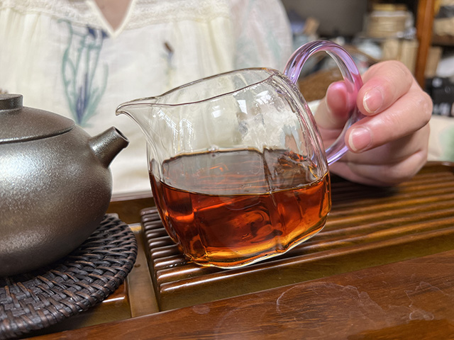 图为80年代鸿泰昌远年七子饼茶熟茶