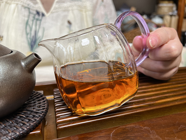 图为80年代鸿泰昌远年七子饼茶熟茶
