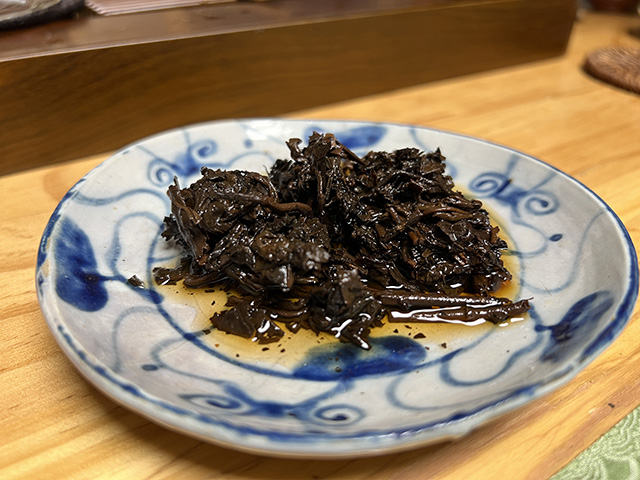 图为80年代鸿泰昌远年七子饼茶熟茶