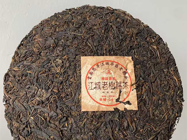 图为极品普洱明前茶2003年江城老树饼茶