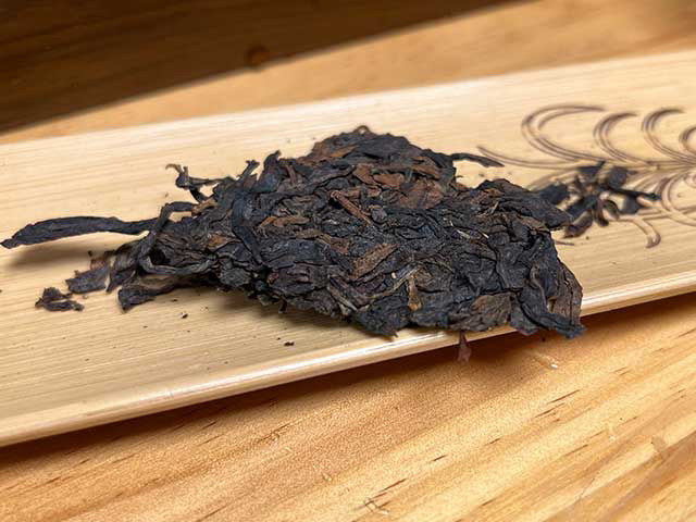 图为极品普洱明前茶2003年江城老树饼茶