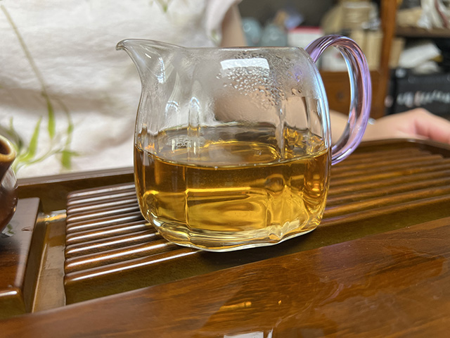 图为极品普洱明前茶2003年江城老树饼茶