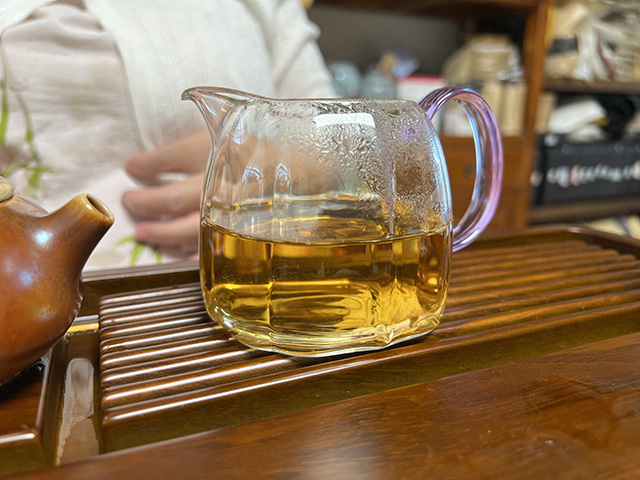 图为极品普洱明前茶2003年江城老树饼茶