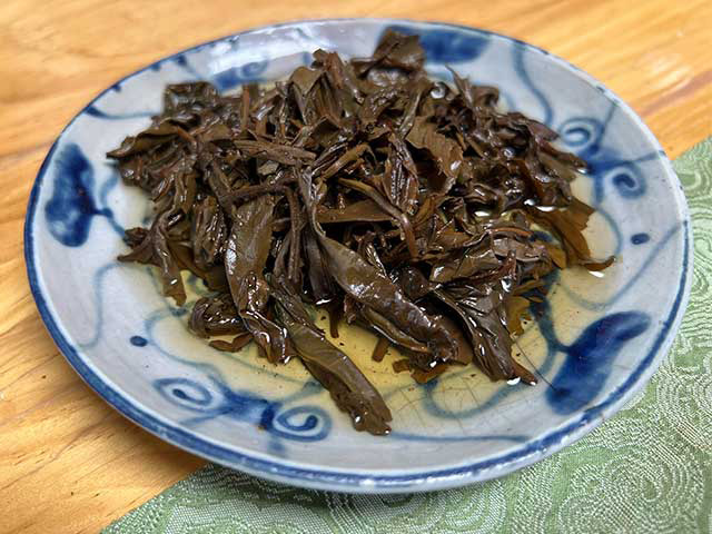 图为极品普洱明前茶2003年江城老树饼茶