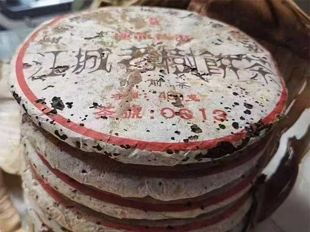 图为极品普洱明前茶2003年江城老树饼茶