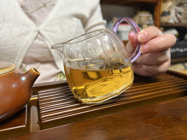 图为极品普洱明前茶2003年江城老树饼茶