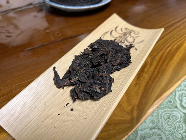 图为80年代鸿泰昌远年七子饼茶熟茶