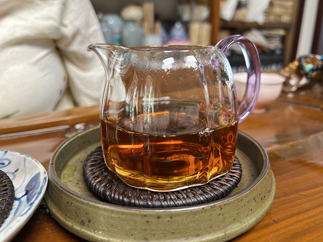 图为80年代鸿泰昌远年七子饼茶熟茶