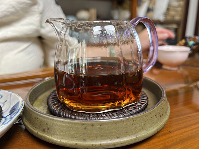 图为80年代鸿泰昌远年七子饼茶熟茶