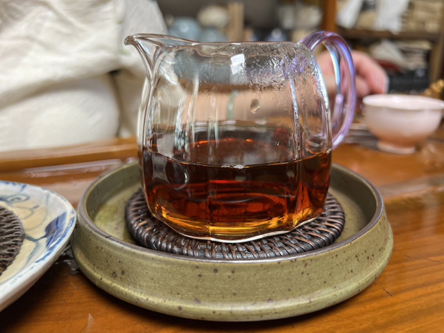 图为80年代鸿泰昌远年七子饼茶熟茶