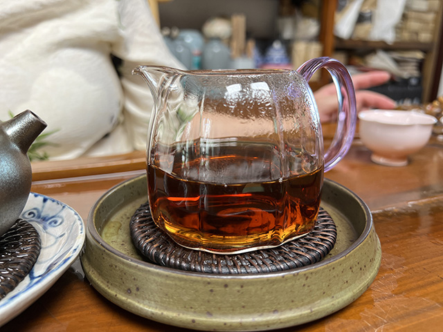 图为80年代鸿泰昌远年七子饼茶熟茶