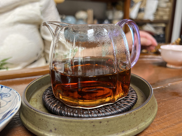 图为80年代鸿泰昌远年七子饼茶熟茶