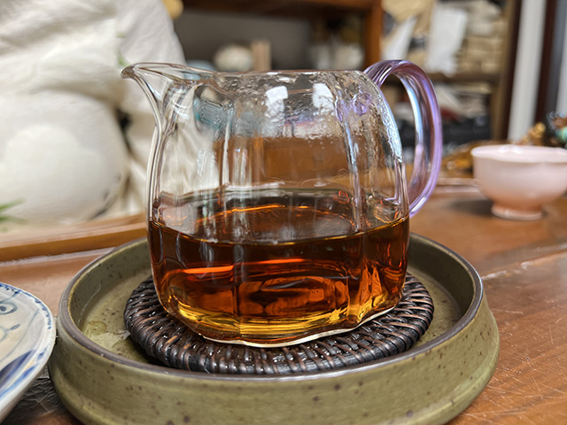 图为80年代鸿泰昌远年七子饼茶熟茶