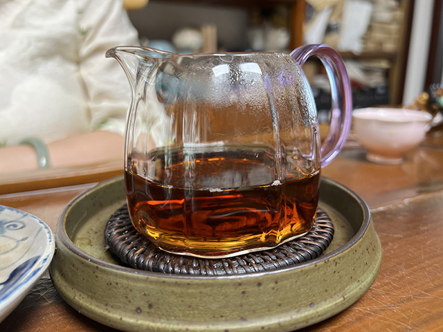 图为80年代鸿泰昌远年七子饼茶熟茶
