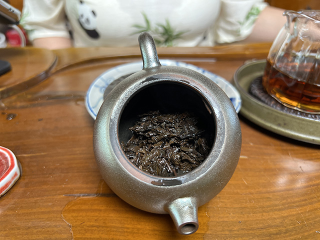 图为80年代鸿泰昌远年七子饼茶熟茶