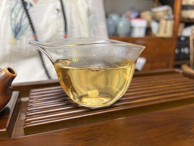 图为私藏红印2016年薄荷塘古树357克饼