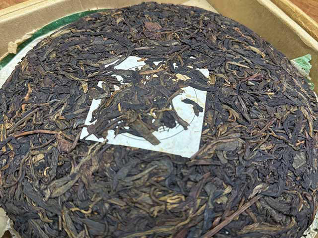图为沙河茶厂东半山2002年老冰岛青饼