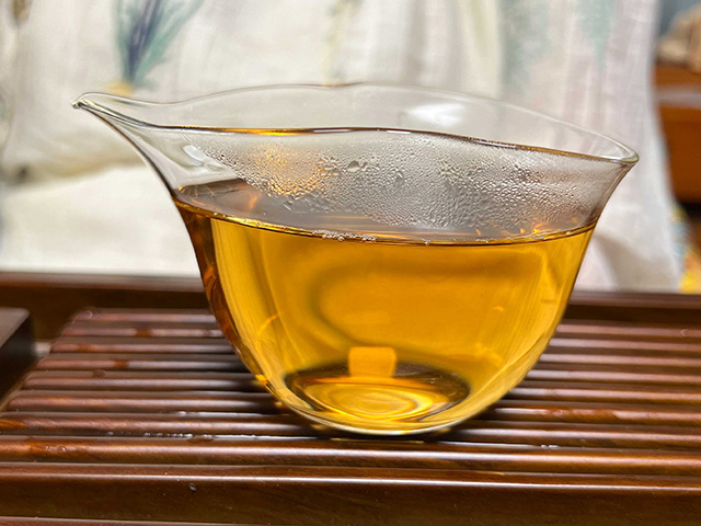 图为沙河茶厂东半山2002年老冰岛青饼