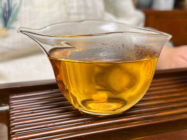 图为沙河茶厂东半山2002年老冰岛青饼