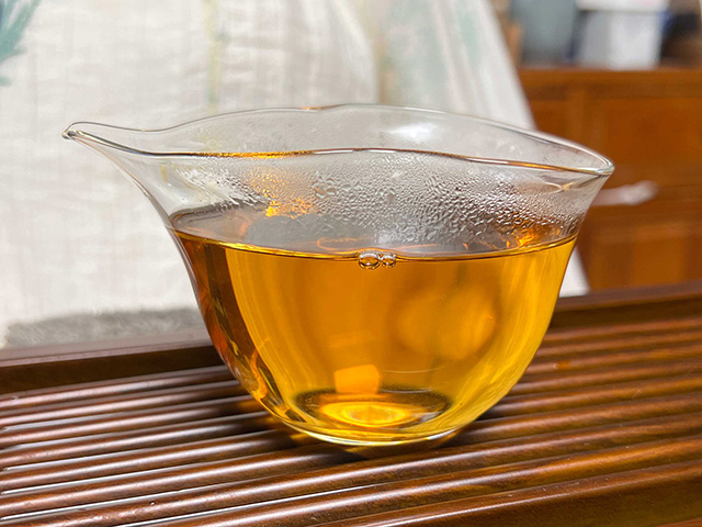 图为沙河茶厂东半山2002年老冰岛青饼