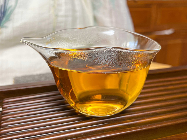 图为沙河茶厂东半山2002年老冰岛青饼