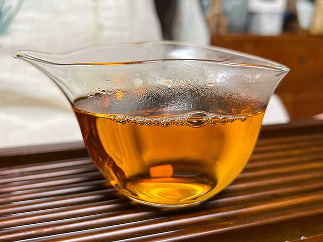图为沙河茶厂东半山2002年老冰岛青饼