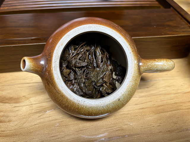 图为沙河茶厂东半山2002年老冰岛青饼