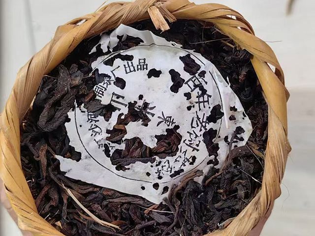 图为沙河茶厂东半山90年代老冰岛茶
