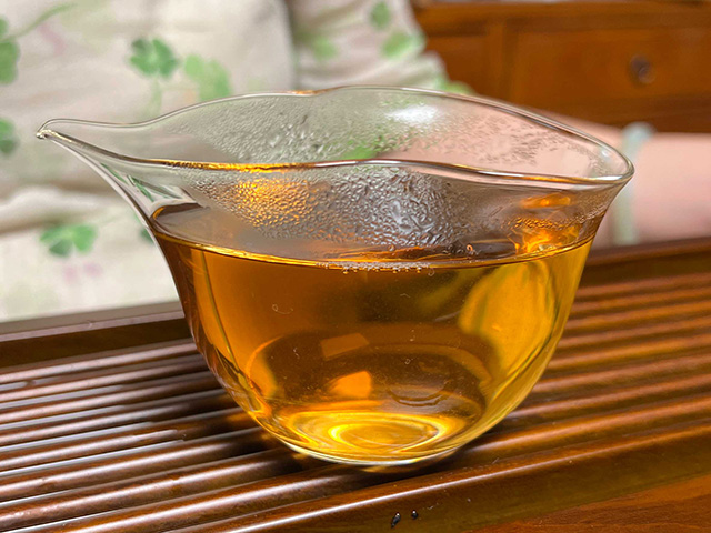 图为沙河茶厂东半山90年代老冰岛茶