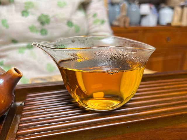 图为沙河茶厂东半山90年代老冰岛茶