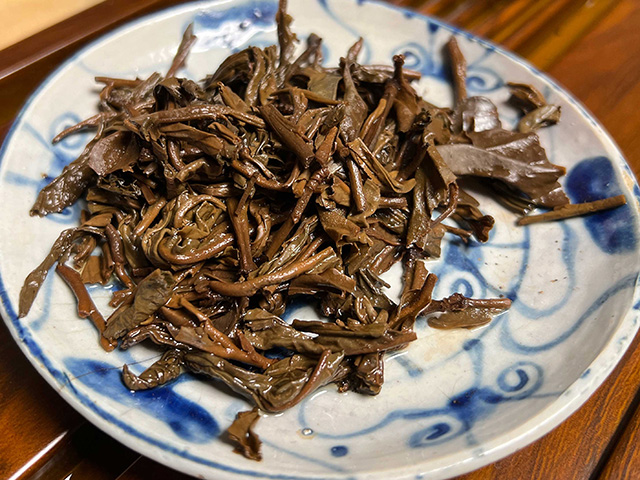 图为沙河茶厂东半山90年代老冰岛茶