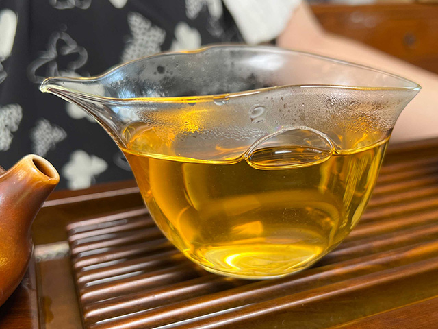 图为勐海茶厂2001年黄印