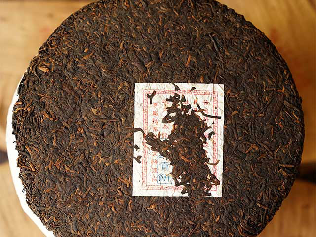 图为宜良茶厂2002年宫廷贡饼熟茶