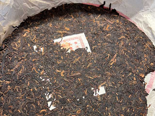 图为宜良茶厂2002年宫廷贡饼熟茶